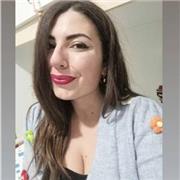 Studentessa universitaria impartisce lezioni di italiano a stranieri che vogliano incrementare il proprio livello nella lingua